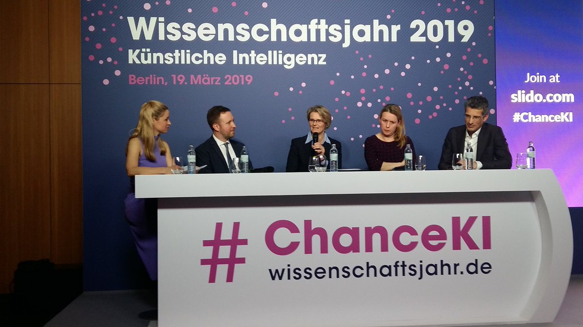 Ziemlich schlagseitige Eröffnung des <a href="/w_jahr/">Wissenschaftsjahr</a> Künstliche Intelligenz #ChanceKI im @BMBF_Bund Über das #RisikoKI wurde nicht gesprochen . Dafür hier google.de/amp/s/www.sued…  Wo sind kritische Disk.orte? <a href="/annachristmann/">Anna Christmann</a> <a href="/TSantarius/">Tilman Santarius</a>