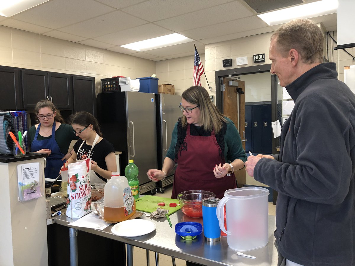 CGmrsmcknight's tweet photo. Look at these CG staff members digging right in and getting their hands dirty! #WeBeFit #D155Inspire @CG_IandC @CGmrsmcknight @NeilLesinski https://t.co/du8XhZdLDm