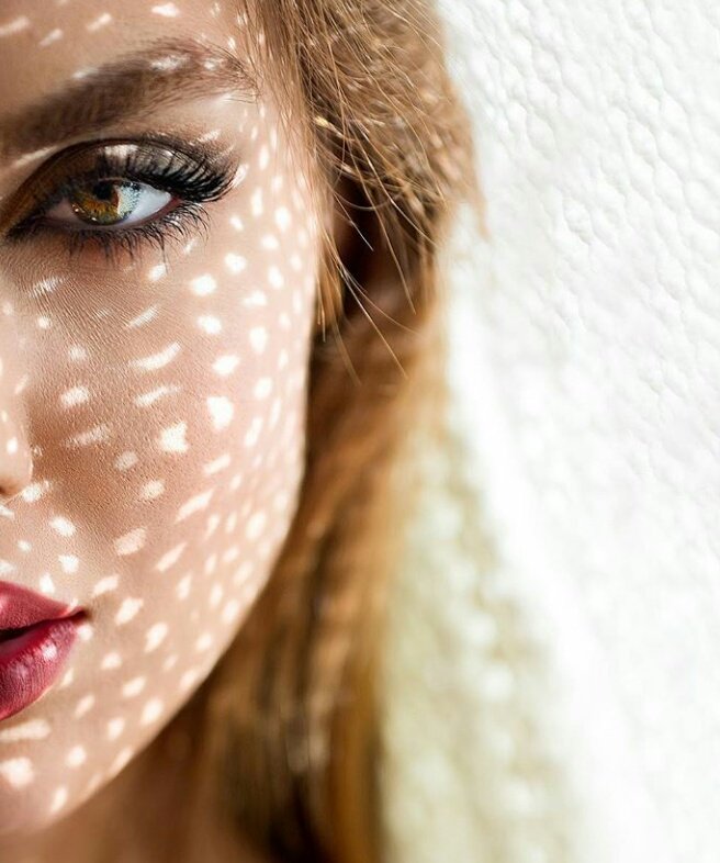 Kadın'ın
Bir yüzü gün
Öteki yüzü gecedir...
Ondandır gün yüzü görmüş
Yarım bıraktığı gülüşlerini
Hoyratca gece'ye harcaması...
#GülüşünüSeveyim