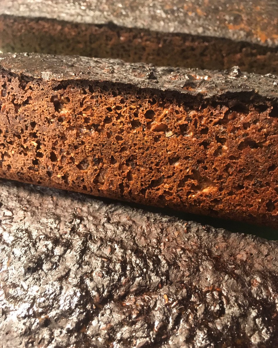 KatiGRON's tweet photo. Skärilimpa med frön, fenkol, anis och kummin 😋 Saaristolaisleipää suoraan uunista! #skärgårdslimpa #limpa #hembakt #leivonta #saaristolaisleipä #limppu https://t.co/HKx14CjjTV