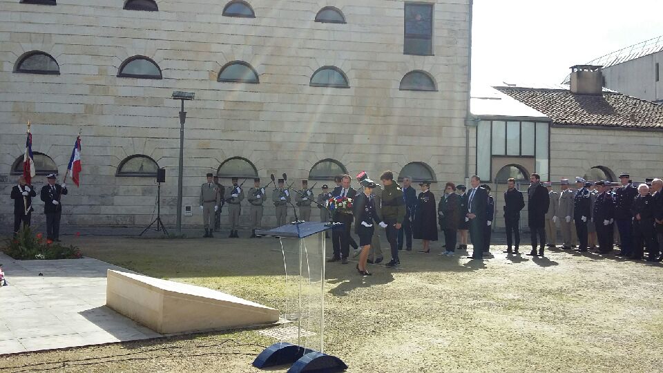 JeanZayNiort's tweet photo. Des élèves de 3ème et leur enseignant M. Moreau ont participé aux actions de commémoration de la Guerre d'Algérie : une exposition sur la Guerre d'Algérie dans la BD à la @Mairie_Niort et la cérémonie officielle organisée par @Prefet79 aujourd'hui. #devoirdememoire https://t.co/IfC5hIML7Q