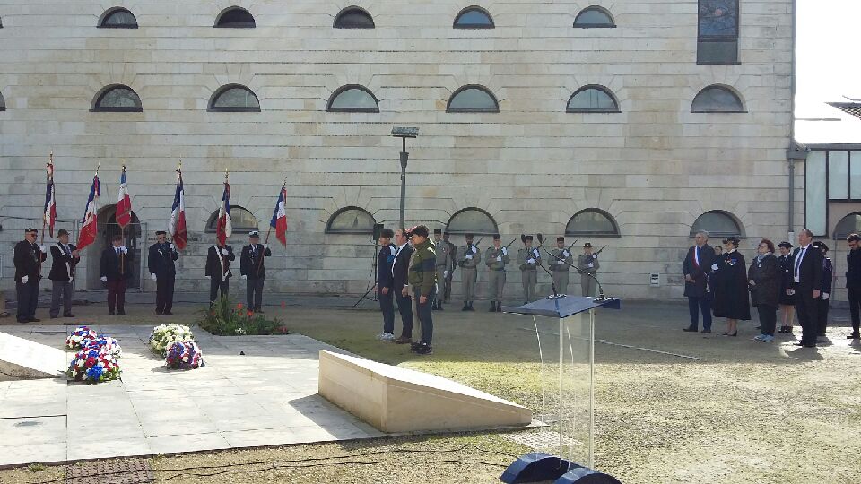 JeanZayNiort's tweet photo. Des élèves de 3ème et leur enseignant M. Moreau ont participé aux actions de commémoration de la Guerre d'Algérie : une exposition sur la Guerre d'Algérie dans la BD à la @Mairie_Niort et la cérémonie officielle organisée par @Prefet79 aujourd'hui. #devoirdememoire https://t.co/IfC5hIML7Q