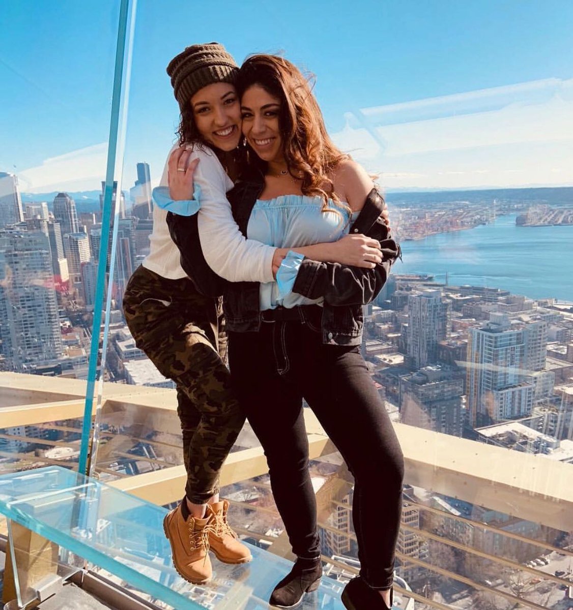 space_needle's tweet image. Grab your bestie and experience this gorgeous Seattle weather at 500&apos;! 

Thanks to Instagram user tatum_weight for sharing this adorable pic from the top of one of our #Skyrisers. ❤️☀️ #spacelift