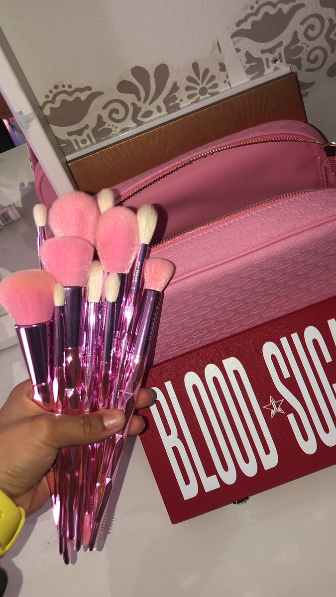 StarrJefree's tweet photo. Loved the brushes so much had to get another set🥰 https://t.co/MMWUkddrNG