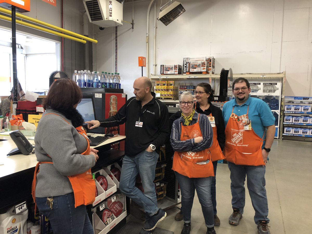 BehrGuyRI's tweet photo. Specialty Tuesday in #4287! Thank you to Denise for allowing me to join and train on One Paint with the associates! #ownthepro @TD4theWin @HomeDepot4287 @horibin https://t.co/VHDxXZrFAD