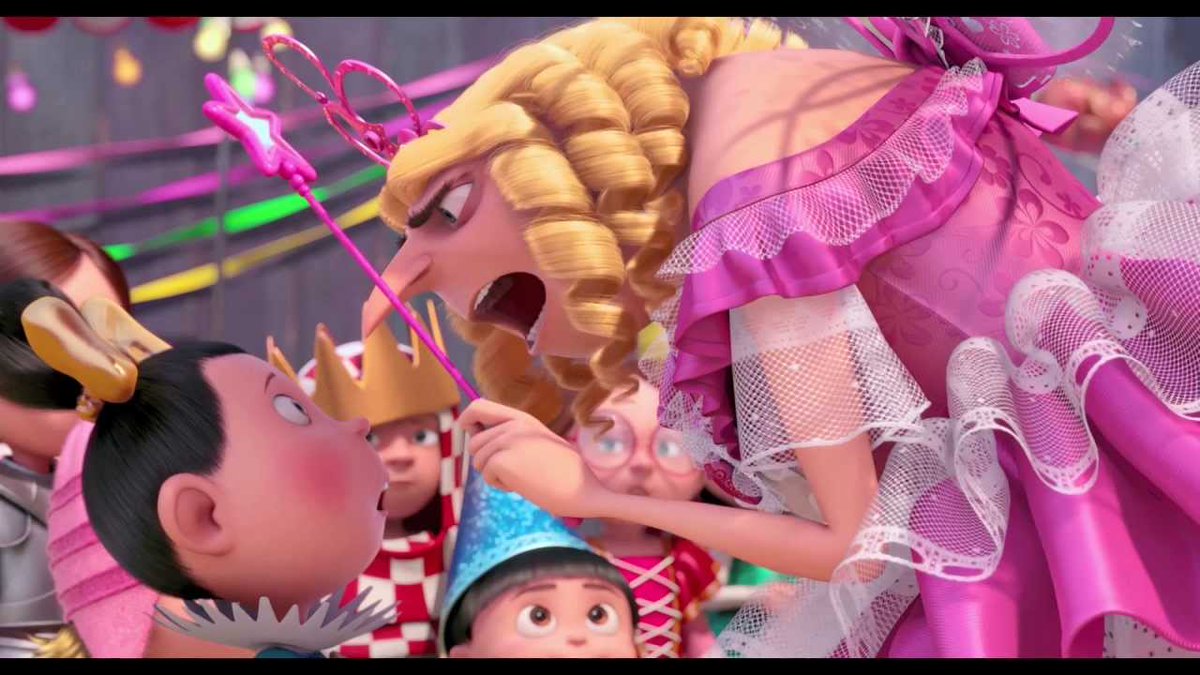 LauraCaruncho's tweet photo. #Gru2
(Gru, disfrazado del Hada de los sueños, en el cumple de su hija)
"- ¿Por qué eres tan gorda...? (niña)
- Porque mi casa es de chocolate... Y a veces como, en lugar de enfrentarme a mis problemas!"
(😂 genial) https://t.co/6fJxesiqW4