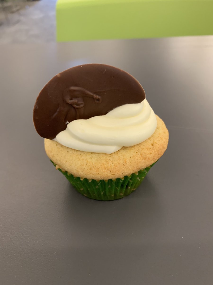 mirkocolemberg's tweet photo. Just got one of the best cup-cacke i ever had, thx @JenMsft #wininsider #wimvp #mvpsummit https://t.co/ZFlFw4dGca