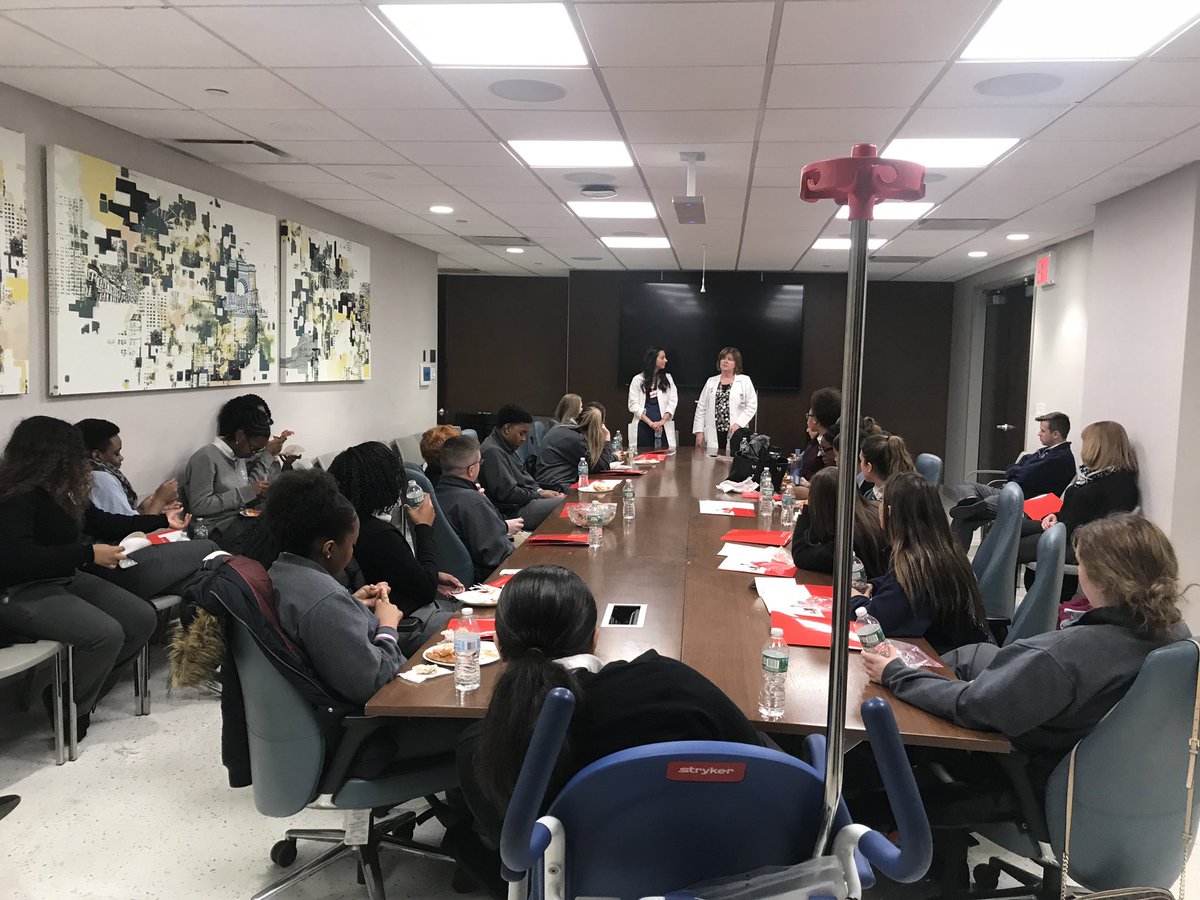 SEPAthletics's tweet image. 25 students spent today behind the scenes at @nypbrooklyn meeting with professionals in the fields of nursing, physical therapy, pharmacy, &amp;amp; lab science. Thanks to Dir of Community Affairs Loren Avellino ‘03 for all her help in coordinating today’s visit! #boldlearning #SEPAlumni