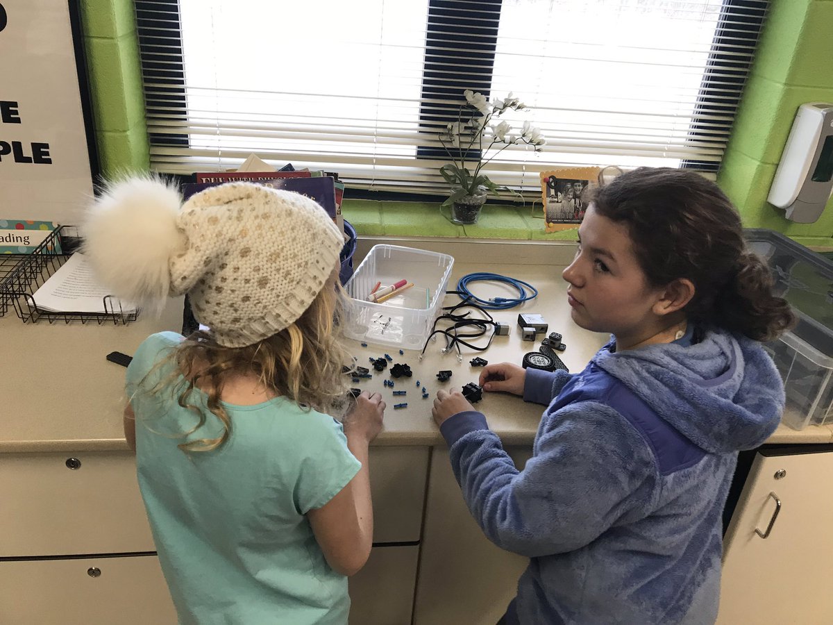 CloudUpdate17's tweet photo. Loving our time with robotics! #complexthinkers #heritagelearn https://t.co/RQJi0xrDzi