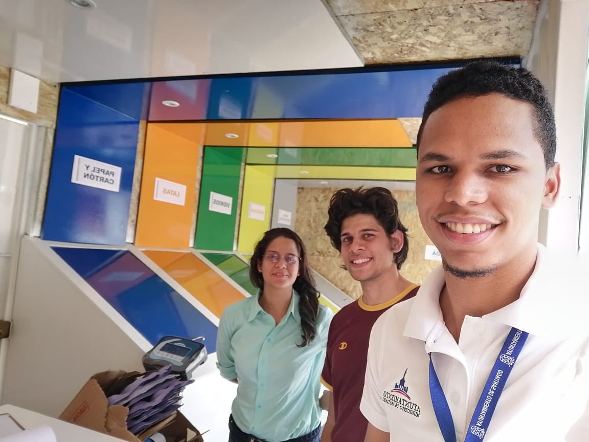 SDLCResiliente's tweet photo. Visitantes de Tierra Alta Las Colinas y de la Univ. O&amp;M para depositar sus inorgánicos. C/martes somos más. #SantiagoRecicla en el #PuntoVerdeDidáctico de #LosPepines con @AlcaldiadeStgo  

#SantiagoReciclaConElCorazón #SantiagoAvanza #PorUnaCulturaEnReciclaje https://t.co/B7rV5vrPdG