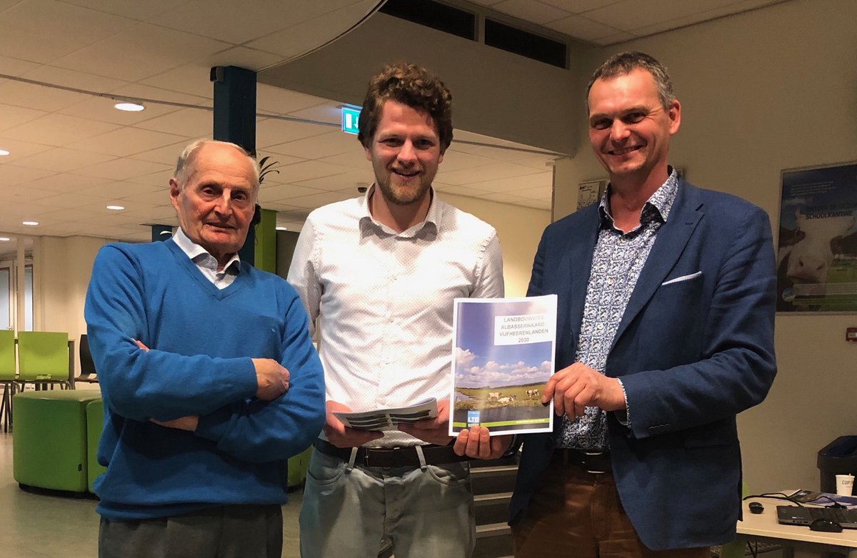 vz van de LTO afdeling Alblasserwaard en Vijfheerenlanden Gerrit de Jong overhandigt de nieuwe visie van de afdeling aan het jongste en oudste lid. Kool en van Dijk. Respectievelijk 2 en 60 jaar lid! #zijwillenerbijhoren