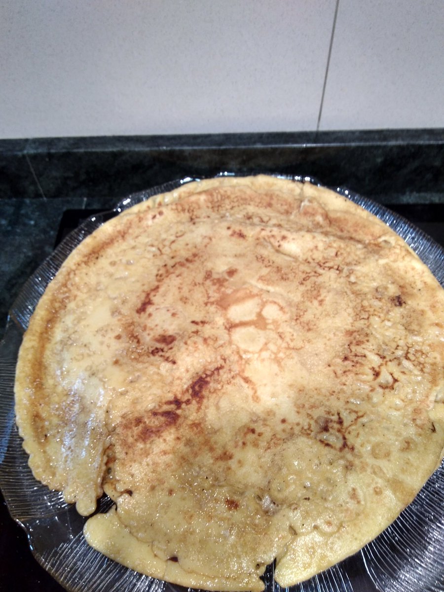 aetherlux's tweet image. Tudo bem. E agora facendo unhas filloas de 30 cm de diámetro cousa seria.
#DrChef