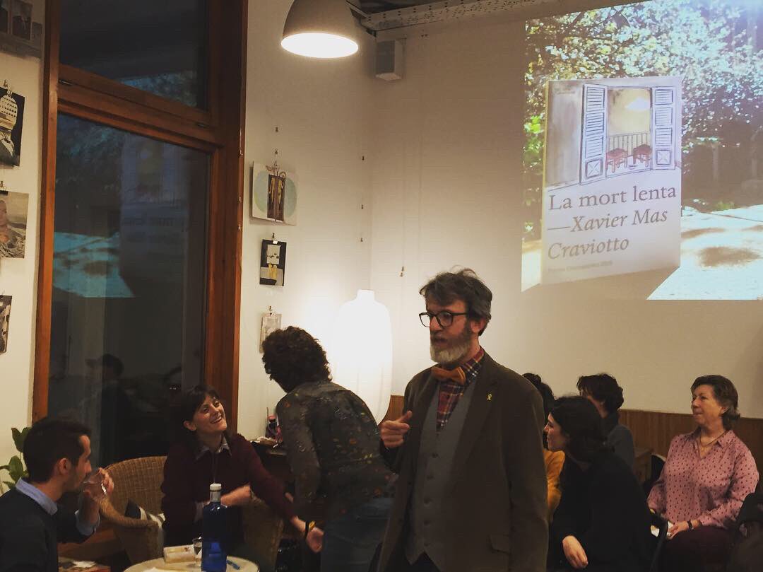 jsolervicens's tweet photo. La mort lenta es presenta en societat amb una lenta i precisa dissecció de @plaerdemaria a la llibreria documenta 👌
@xmascraviotto #lamortlenta @laltraedi @FilologiaUB @filcatUB #premidocumenta2018 https://t.co/j5t40Ifqq0
