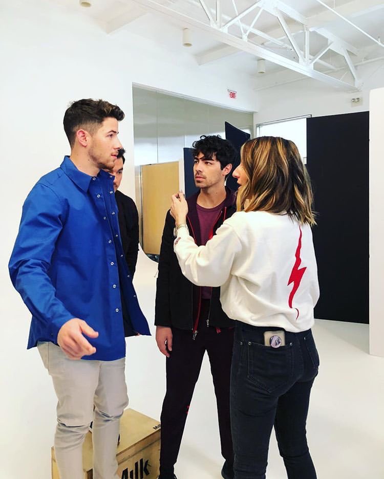 📸|| mnmachado: I can’t even explain how good it feels being back on set with these guys! ☺️ The @jonasbrothers changed my life, And I’ve been waiting for round 2! 🔙🔛🔝 #MNMgrooming #ArtDeptArtist #JonasBrothers⁠ ⁠ #Sucker #BTS