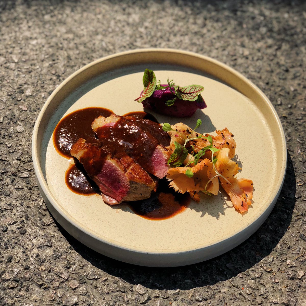 FondaMayora's tweet photo. ¡Uff! Aquí nuestro pato con tesmole de hongos. ¿Que qué es?: marget de pato, con puré de camote y variedad de hongos. ¿Verdad que «¡uff!»?
#FondaMayora #ComidaMexicana #CondesaRoma #CDMX #MexicanFood https://t.co/mG6MWlBVv3