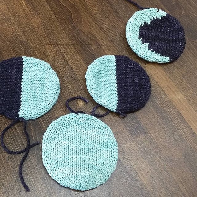 vikinglovestory's tweet image. The #moonlets are live! Please visit the link in my bio to grab the pattern, like and queue if you feel love for these little things.
🌙🌟
Thank you so much @beginswithac for your excellent editing and support. 💛

#knitlove #knittinglife #knitthemoon #… ift.tt/2WdsWpY