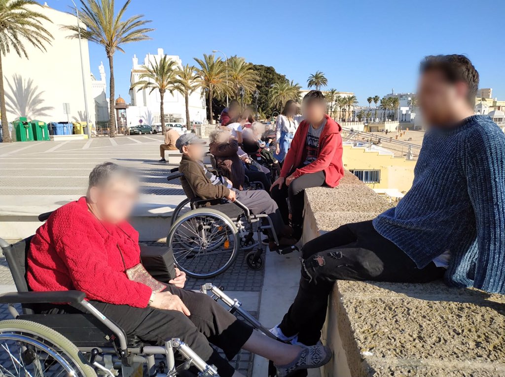 San_Felipe_Neri's tweet photo. #MagnificatSFN | Alumnado de 1º #BachilleratoSFN en #voluntariado del Programa #Magnificat #PastoralSFN colaborando con la Residencia y Unidad de Estancia Diurna #Fragela ¡Qué maravillosas personas! Ayudando y haciendo feliz a tantas personas de #Cádiz #MásQueTresLetras😍👏🏻 https://t.co/5uTrApUDeF