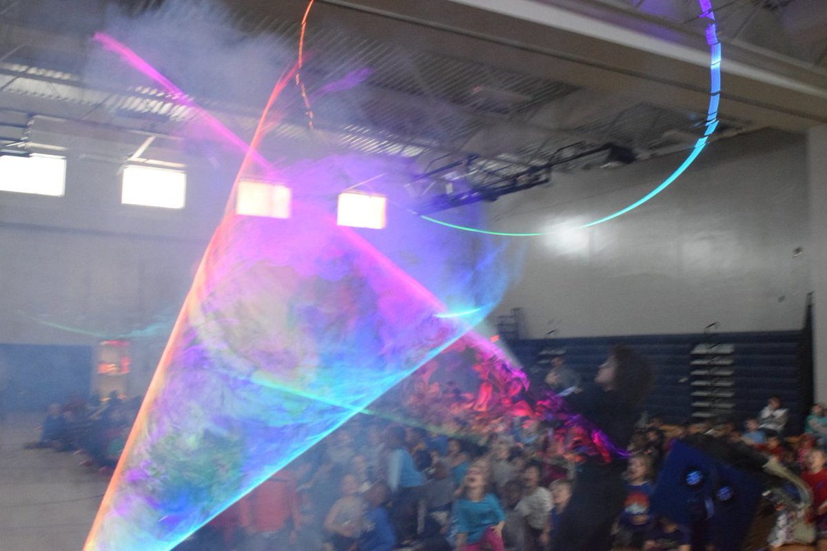 LHTanglenSchool's tweet photo. Last Friday we had a laser presentation at Tanglen combining the art an science of lasers. STEAM learning! https://t.co/rIuxs5KetD