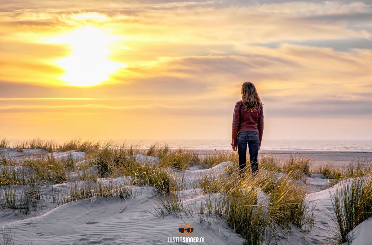 Justin_Sinner's tweet photo. Mooi einde van een schitterende dag! Jamila opgehaald uit de Cocksdorp dus als je daar dan toch bent....
#Texel #zonsondergang #duinen #zee #weer #waddeneiland
https://t.co/LodzfWcx1l https://t.co/ccdM9KiCVY