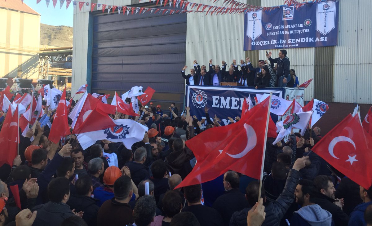 Maddi ve sosyal kazanımlarla dolu Kardemir Toplu İş Sözleşmesini açıklamak için Haddehane Meydanında Çelik yürekli üyelerimizin huzuruna çıkarak müjdeli haberlerimizi verdik