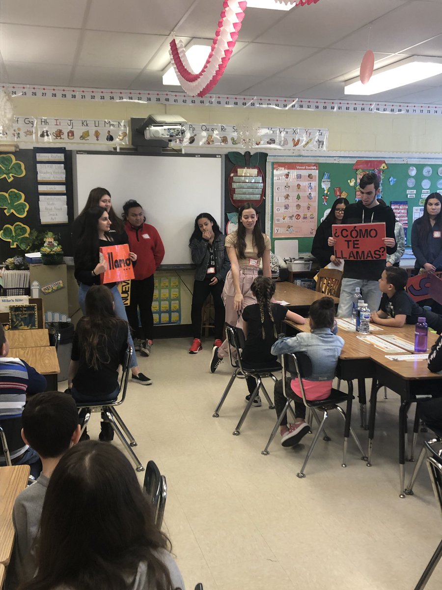 HeatherDLevine's tweet photo. World Language Exploration Day @MayMoorePrimary #dpsdny #spanishlessons https://t.co/elX8FVQiNJ