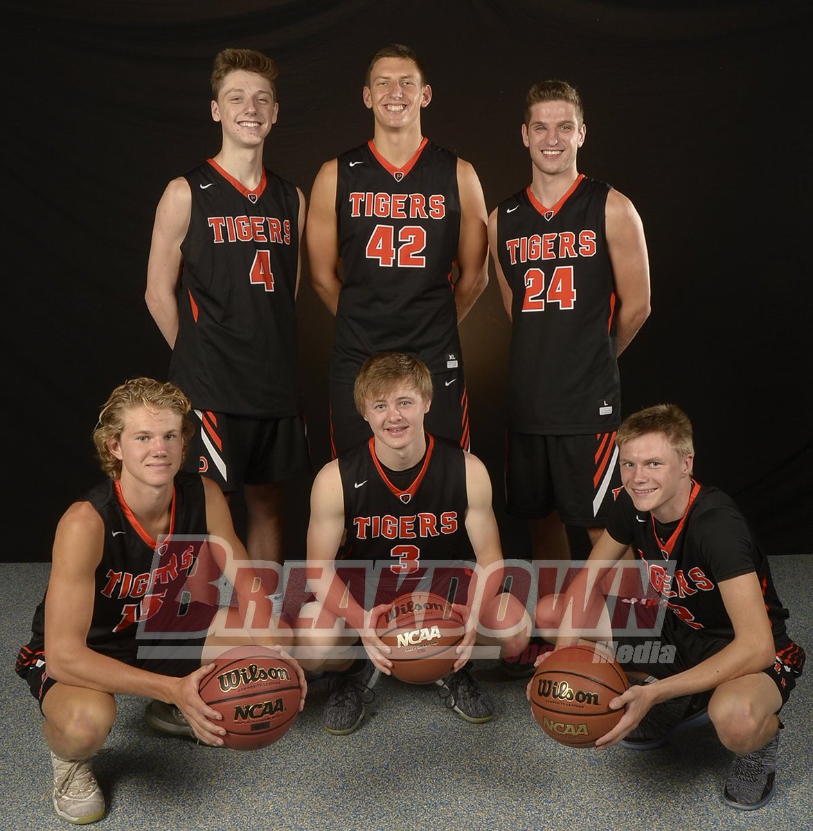 BreakdownUSA's tweet photo. Coming up next at the @MSHSL boys' basketball state tourney:

#4 Princeton vs. #5 Mahtomedi at 12 p.m. in the Class 3A quarterfinals at Williams Arena. @MahtomediPride @PrincetonBoysBB

@RyanJamesMN @mnbasketballhub @NorthstarHoops @tchoopsczar @BreakdownBBB @Follow_The_Rock https://t.co/5cULeCqPJL