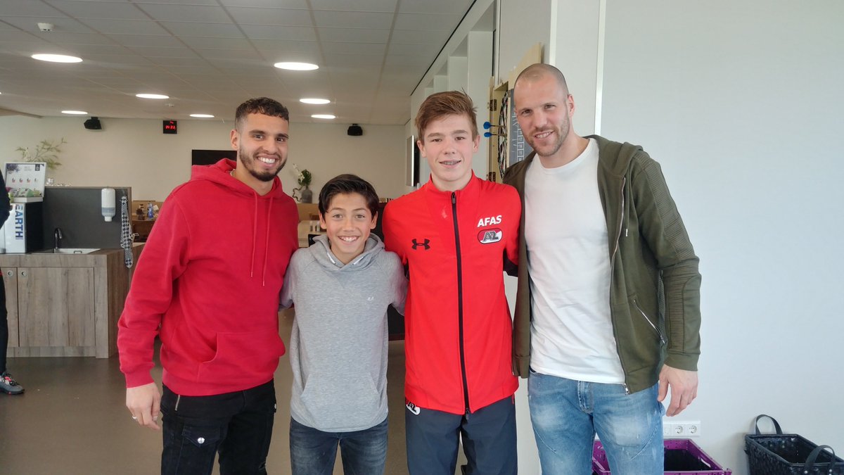 AZJeugd's tweet photo. 👏 Wouter Goes en Julian Oerip zijn gehuldigd in het spelershome.

🍞 De twee meest recente Spelers van de Maand lunchten mee en interviewden Maher en Vlaar.

💻 Lees meer: https://t.co/orYSJUEid5

#AZJeugd #SpelervandeMaand https://t.co/8noyTYXXJK