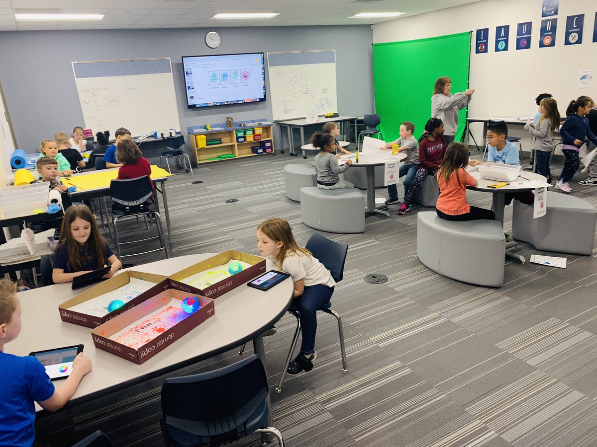 gabulosa's tweet photo. National Scribble Day early celebration at the LEAD Center using @SpheroEdu @3Doodler @BeebotCo and Mouse Code&amp;Go to create their scribbles based on their feelings after they read the book #iamnotjustascribble #scribblenationalday #ruthes #rutheslead https://t.co/DW8Z7Aa9jq