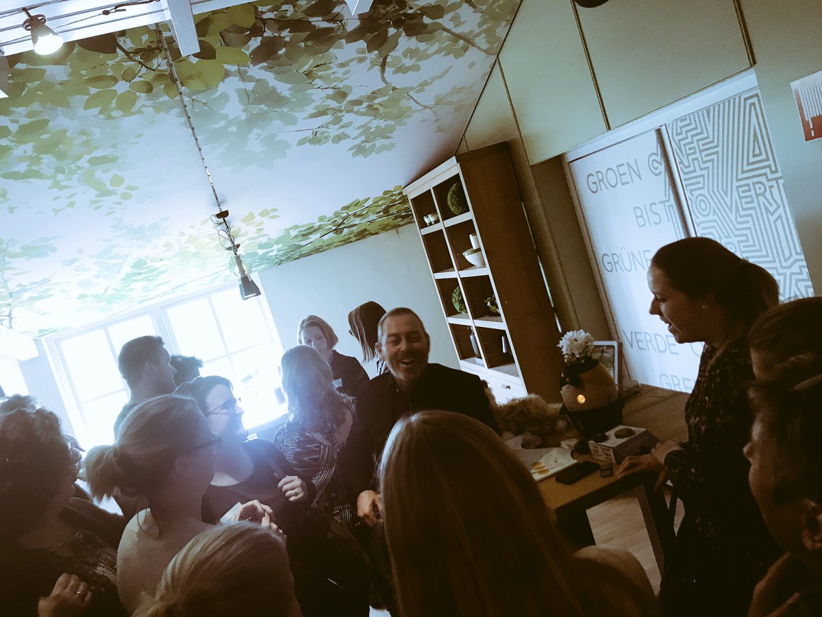 RoydeWitte's tweet photo. Wij kijken terug op een geslaagde bijeenkomst en zijn volop aan het werk met de 3Vβs van @hugodejonge #weekvanzorgenwelzijn #WZW2019 #vitaal #technologie https://t.co/qk8kTzTsXT