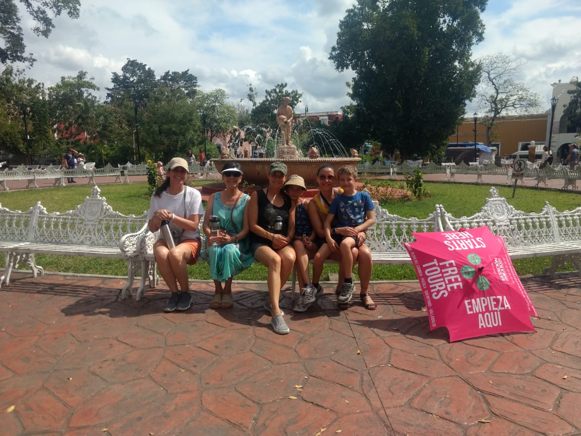 EstacionMexico's tweet photo. Los esperamos para conocer #Valladolid juntos!! Sólo las #playerasrosas te llevan a los lugares más ocultos de este bello #PuebloMágico @YucatanTurismo https://t.co/7rOAYrWwgg