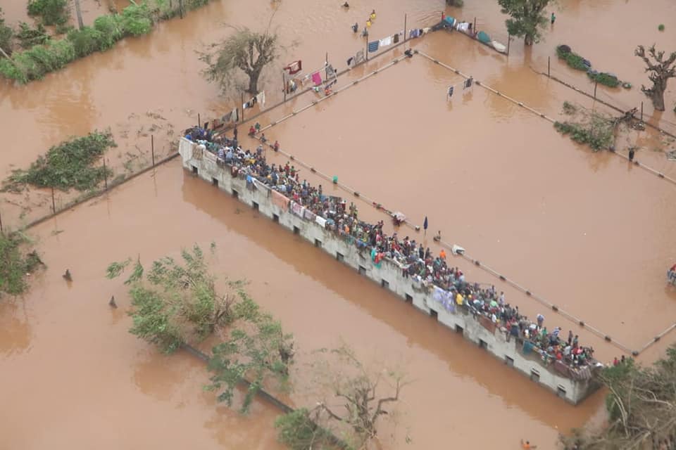 ONUMocambique's tweet photo. Imagens tiradas esta manhã no Distrito de Buzi pela equipa do Instituto Nacional de Gestão de Calamidades #INGC. Equipas de resgate estão nas buscas com o apoio das Nações Unidas. https://t.co/mXOYhdvVHs