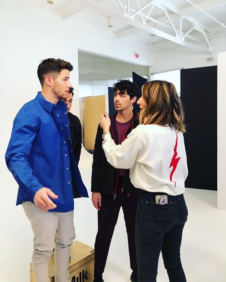 📸|| mnmachado: I can’t even explain how good it feels being back on set with these guys! ☺️ The @jonasbrothers changed my life, And I’ve been waiting for round 2! 🔙🔛🔝 #MNMgrooming #ArtDeptArtist #JonasBrothers #Sucker #BTS