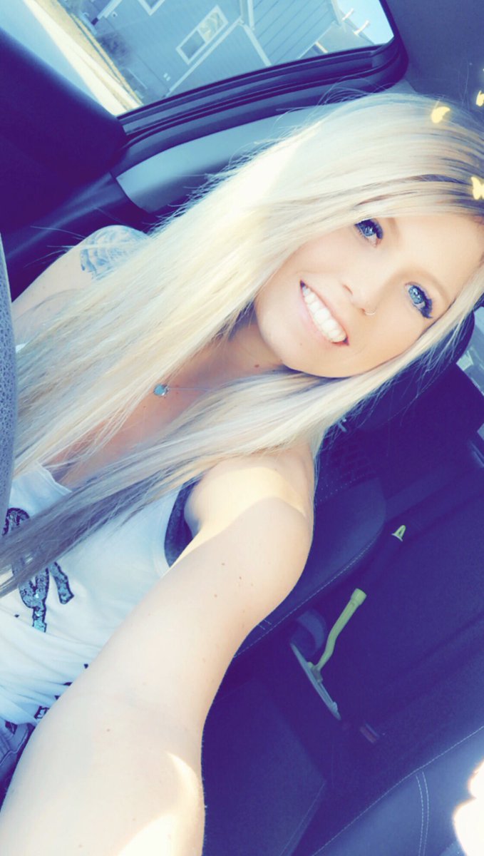 amundson99's tweet photo. Blondie w/ blue eyes 💙✨ https://t.co/A5qDsGjKtx