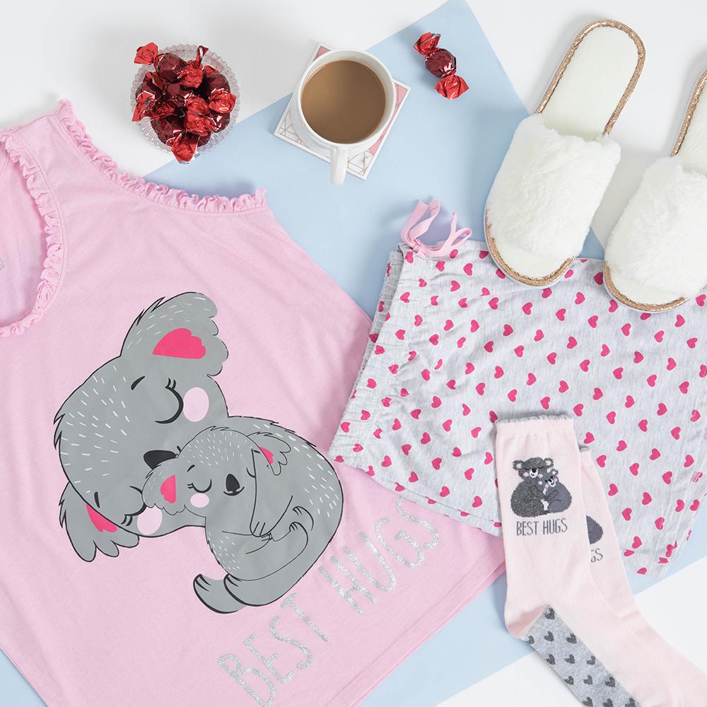 Mums give the best hugs... 🐨

Gorgeous Mother's Day gifts, in store now!
PJ set - £5/€6
Slippers - £2/€2.50
Socks - £1/1.50
Chocolates - £1/1.50
Coaster (Pack of 2) - £1/€1.50

#mothersday #giftsformum #affordablegifts #pepandco #pepandcoatpoundland #pepandcoatdealz