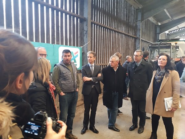 ca_ndf's tweet photo. 📣 @ca_ndf, partenaire du Congrès de la @FNPLait les 21 et 23 mars à #Arras 🐄 H. Bertrand, producteur de lait à Pelves accueille la conf de presse de lancement. JP Mamert, Dir. Engagements du #CANDF rappelle le partenariat de la banque avec le secteur laitier et l'agriculture👍 https://t.co/6eycvfjBQX
