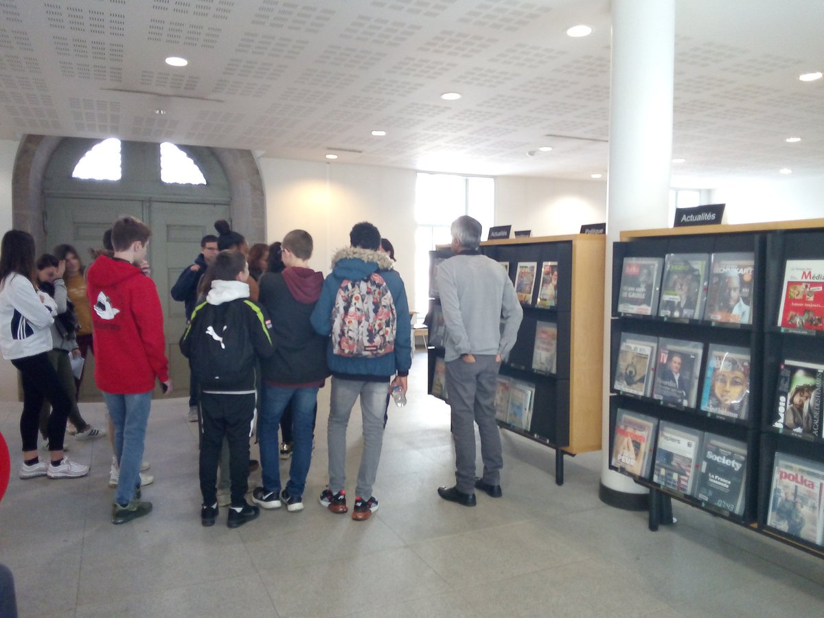 Cite_ADusolier's tweet photo. #SPME2019 Visite de la @BfmLimoges- Bibliothèque francophone multimédia. Découverte de l'espace presse et de la collection Presse Locale Ancienne. #Limoges #patrimoine #2NDEPRO #EMI https://t.co/oxPiYU3I2s