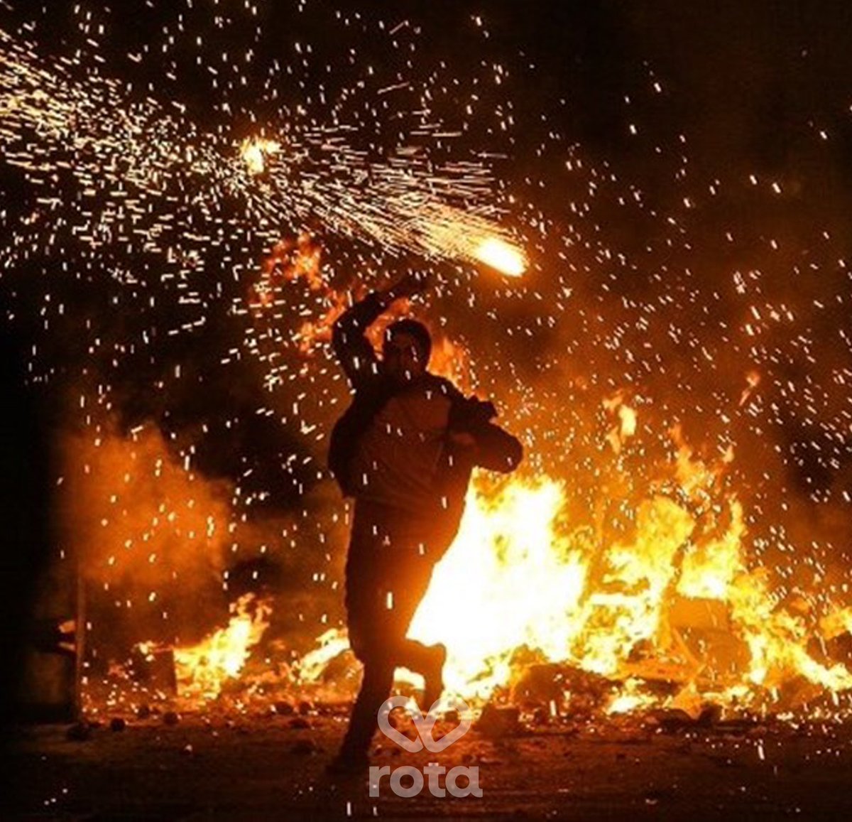 rotaapplication's tweet photo. چهارشنبه‌سوری مبارک❣️🔥
البته پیشنهاد ما دوری از هرگونه خطر و جشن کنار دوستان و خانواده‌تونه😍
عکس از @tasnimnews_agency 
#روتا
#��اروتا
#چهارشنبه_سوری https://t.co/jn7WvIhHzE