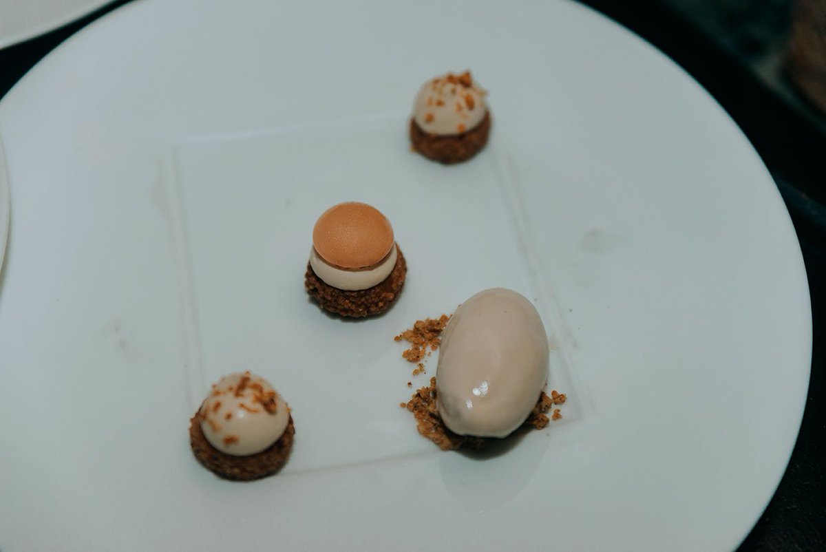 BernardLoiseau's tweet photo. {Festival culinaire Bernard Loiseau 2019} Magnifique dîner à 4 mains et desserts préparés par le champion du monde de pâtisserie 2013, au restaurant La Spiaggia - Constance Belle Mare Plage #FCBL2019 #constanceculinary #patisserie #gourmandise #mauritius #gastronomie #ilemaurice https://t.co/voSLAozCM7