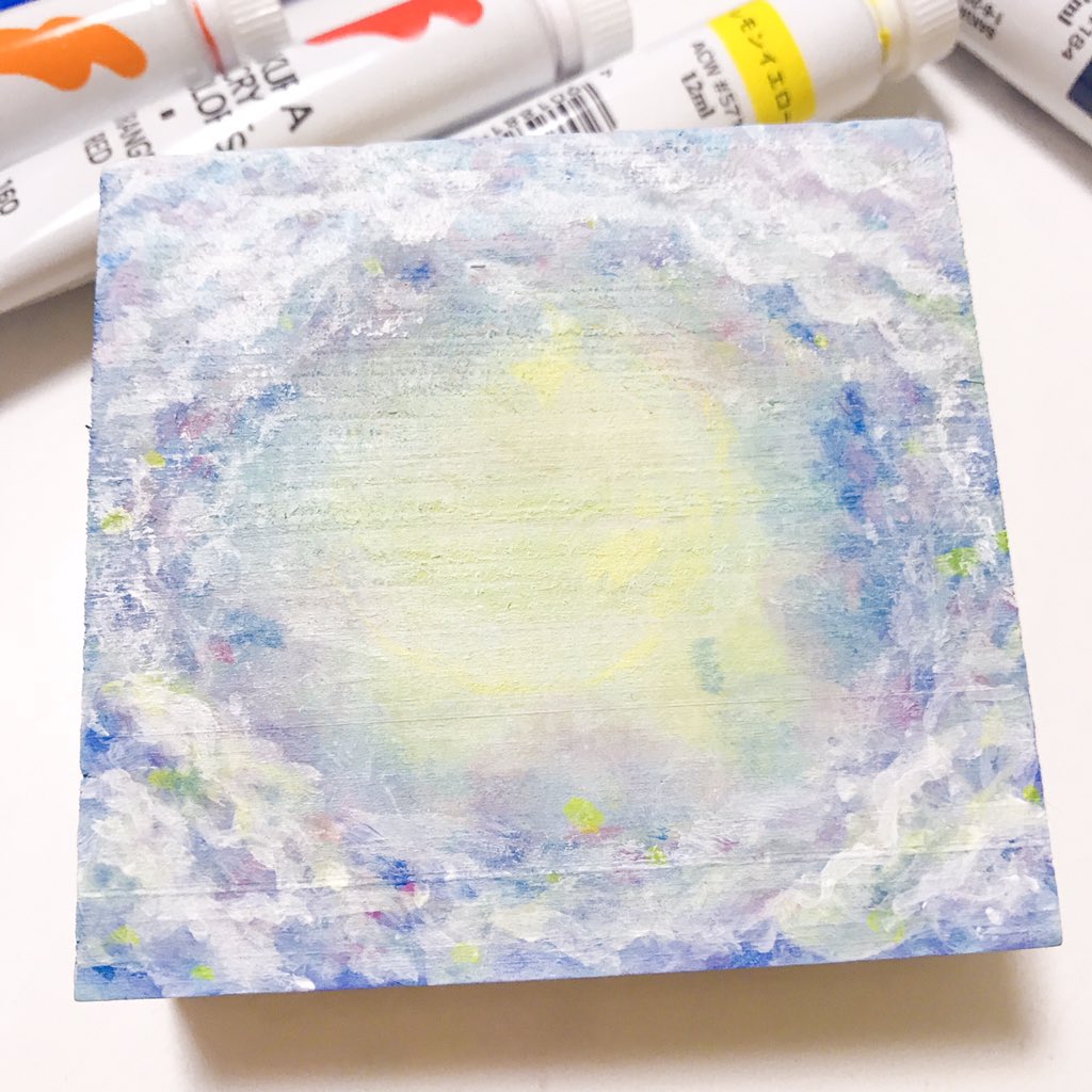 HituMogu's tweet photo. #とにかく見てくれ展  #H076  #アクリル 

まぁるくなぁれシリーズではないけど、アクリルが楽しくなってきて、ひっそり描いてるものもあります✨幻想的な雰囲気で今んとこ結構好きです🥰
ただノープランで描き始めたから、真ん中に何を入れるかが悩みどころ..😇 https://t.co/bcGTe0uLeq