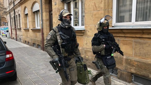_nodeportation_'s tweet photo. Tolle deutsche Werte: Menschen aus ihren Wohnungen gewaltsam mit dem #SEK in Kriegsgebiete wie #Afghanistan abschieben. Heute geschehen in #Gostenhof #Nürnberg! #afghanistannotsafe #bleiberecht #StopDeportations #Seebruecke # https://t.co/3QZ5YgPrxd