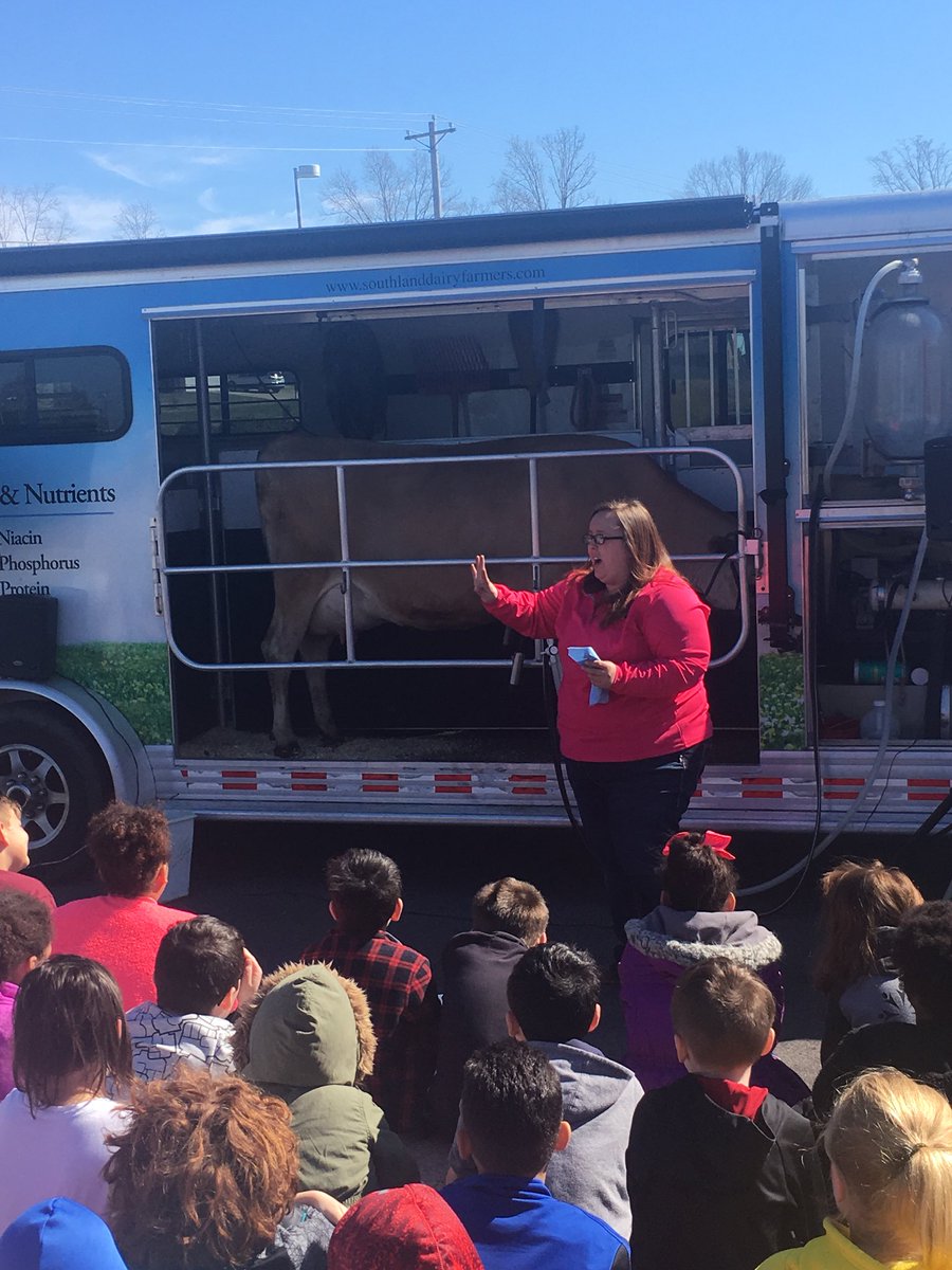 mmwj76's tweet photo. Big thanks to Southland Dairy for bringing their mobile dairy @MarvinWrightEle @MauryCoSchools #STEMIT https://t.co/r9yPkMGqUd