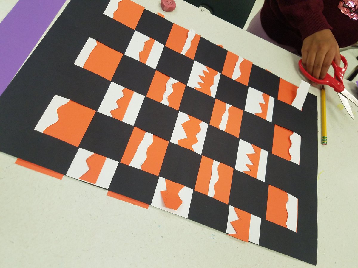 SMarionArtEd's tweet photo. @tolbertfirst students completing their paper weaving project. I ❤ these! They are based on a favorite celebration. #TolbertCares #tolbert19 #tolbertcreates https://t.co/DfwT26ykvS