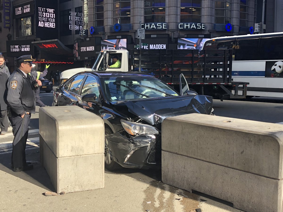 TimesSquare8760's tweet photo. #TimesSquare #caraccident https://t.co/7DZEJFMh8S