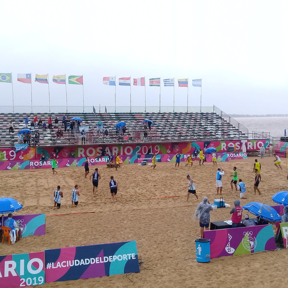 #Rosario2019 
#SudamericanosdePlaya 
Quinto puesto para la selección  <a href="/ARGBeachhandbal/">ARG Beach Handball</a> tras ganarle a Ecuador 2-0💪🇦🇷 
<a href="/fchtvok/">FCHtv</a> <a href="/RubenDiliddo/">Rubén Di Liddo</a> <a href="/confedepcba/">Confedeportescba</a> <a href="/emastri_MundoD/">Eugenia Mastri</a> <a href="/gabycmartin/">Gabriela Martín</a> 
📸 <a href="/Lolyguapas/">Loly Coria</a>