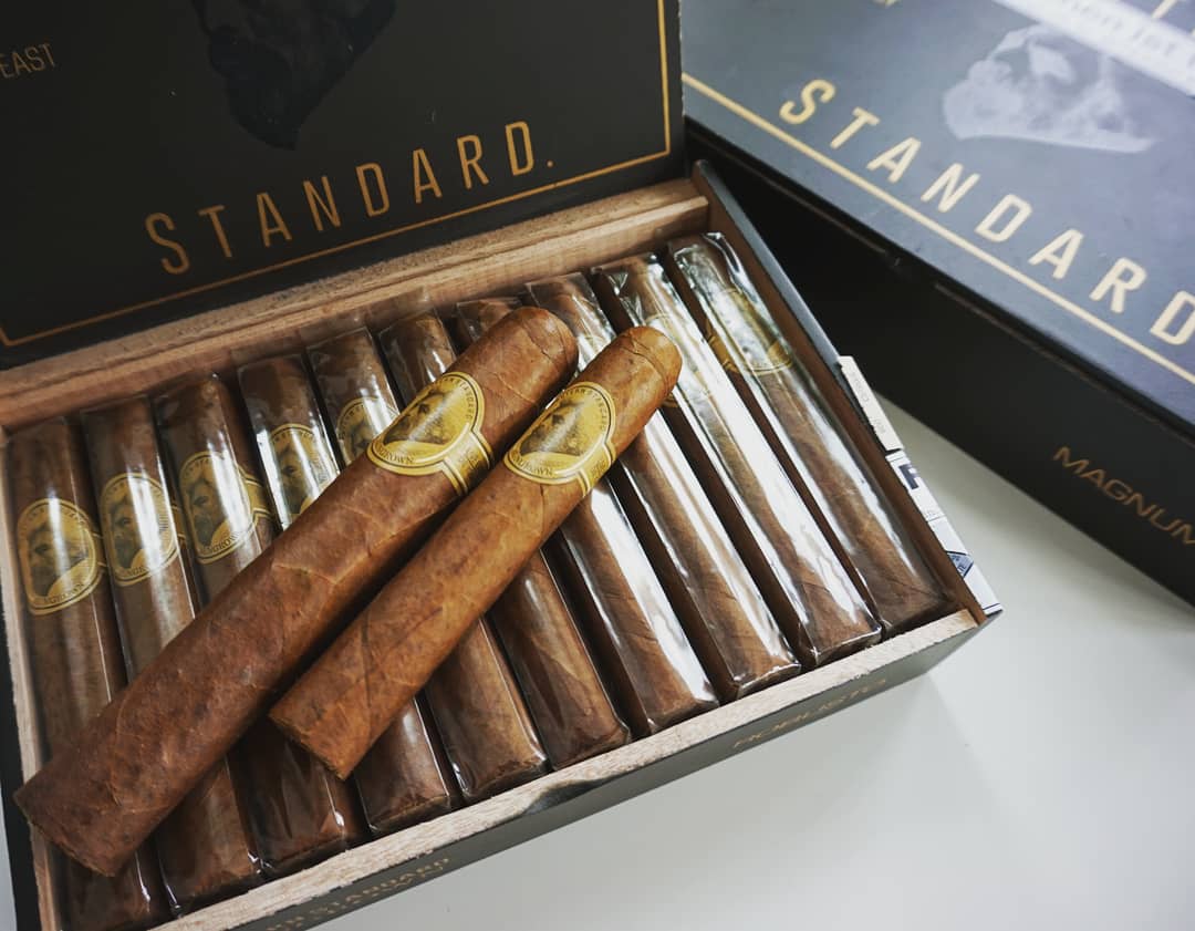 Caldwell Eastern Standard Sungrown Robusto &amp; Magnum. Reichhaltige Aromen und eine delikate Würze sind das, was diese schmackhaften Boutique-Zigarren aus der Dominikanischen Republik auszeichnet. noblego.de/caldwell-easte…