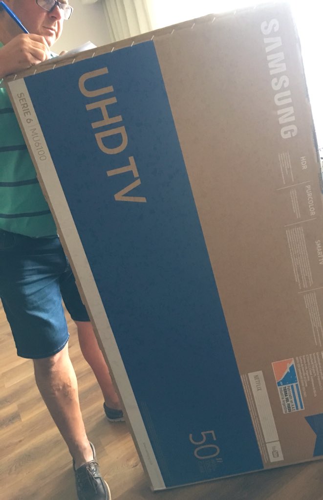 maxpell's tweet photo. @SamsungArg 🙌👏👏👏 🙌Nunca lo imaginé!! Hace unos meses mostré un led que se había quemado mal, y por ende había desterrado la marca. Hoy me llegó uno nuevo 4K! Admirable respuesta al consumidor! Vuelvo a creer en Samsung !!! 😊 https://t.co/yUGOzEQvpV
