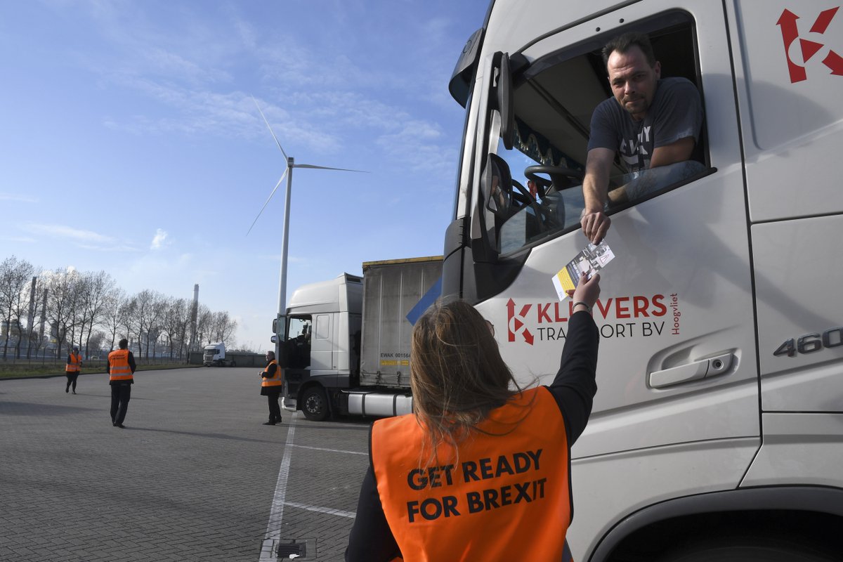 HafenRotterdam's tweet photo. Am Dienstag, dem 19. März, wurde seitens des Hafenbetriebs Rotterdam und der Fährterminals mit der Verteilung von Informationsbroschüren über den #Brexit unter Lkw-Fahrern begonnen. Lesen Sie mehr:  https://t.co/qUcfrf0rZw https://t.co/SlFd1AAk1L