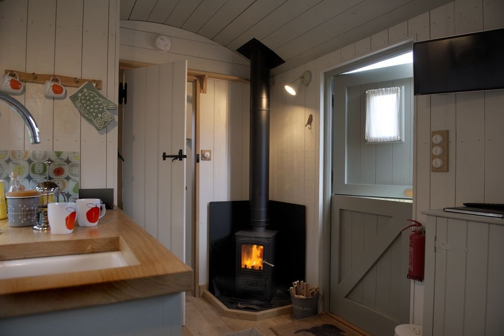 WatersideHuts's tweet photo. Bit chilli outside. Toastie in the Shepherds hut. #shepherdhuts #visitsouthdevon #visitdartmoor #watersideretreats #couplesretreats #historicexeter https://t.co/zPs6LTIEwP