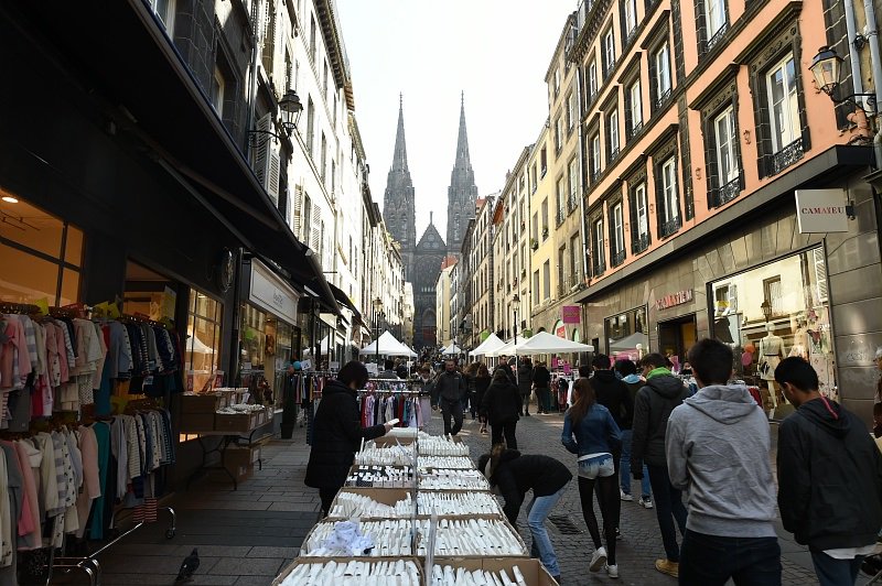 LSAconsommation's tweet image. Le commerce spécialisé en hausse de 1,5% en février [#Procos]
Cette évolution se vaut entre périphérie (+ 1,4 %) et centre-ville (+ 1,6 %). Mais les commerces de rues (+ 4,6 %) résistent mieux que les centres commerciaux de centres-villes (- 2,1 %) lsa-conso.fr/l-activite-du-…
