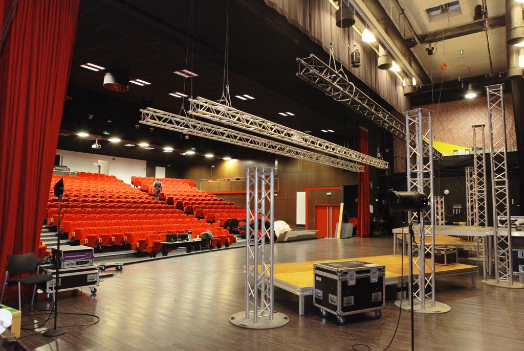 pr_alexy's tweet photo. 🔴Ma Blonde en direct vers 19h !
Pour le Printemps de l'entreprise où je représente l'Université Bretagne Sud !
➡️ ➡️ https://t.co/QAHup9LrSc
(c'est à Vannes, billetterie https://t.co/VgnRssc9ZT c'est GRATUIT ;) ) https://t.co/FRTSaMsaYo